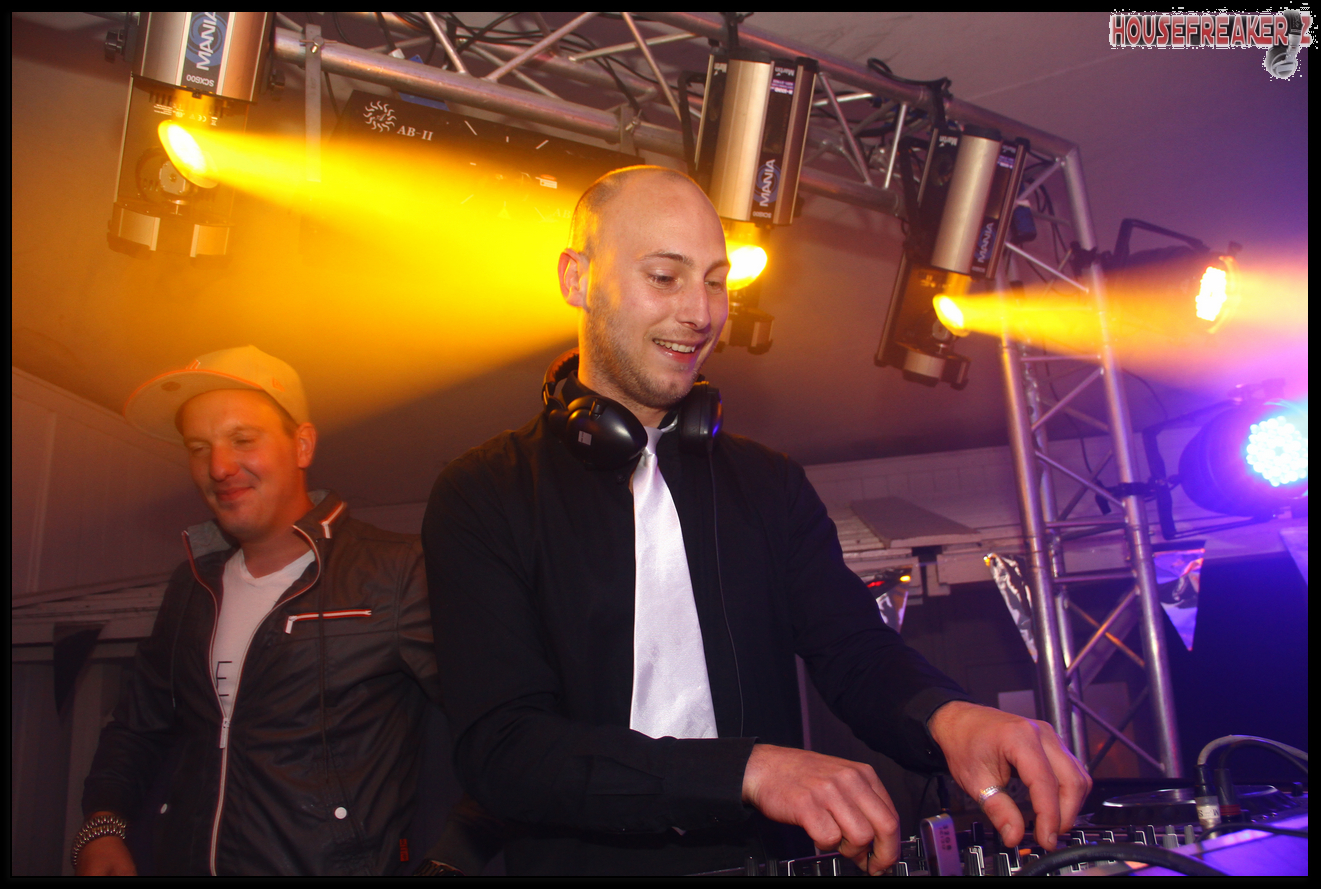 1321x889 pixels (1.221K)